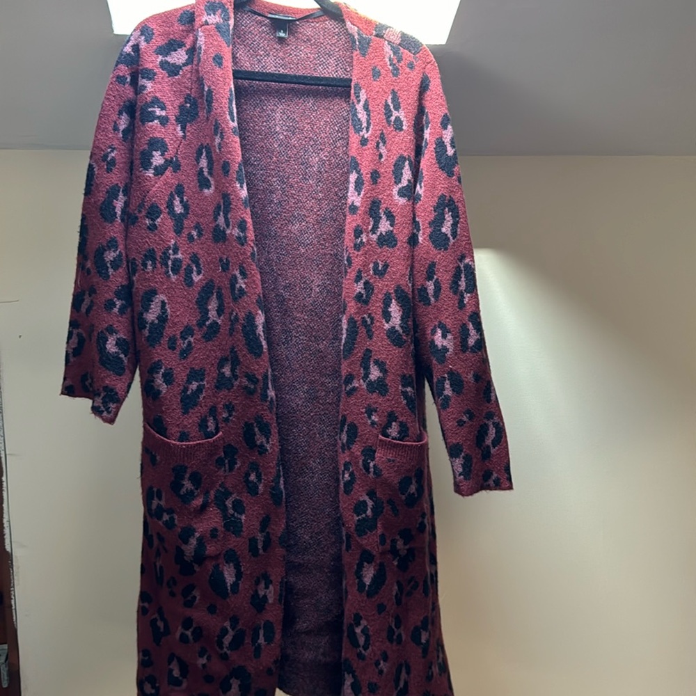 Long pocketed cardigan leopard print